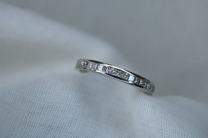 Alliance calibré - Or blanc 18K & diamants