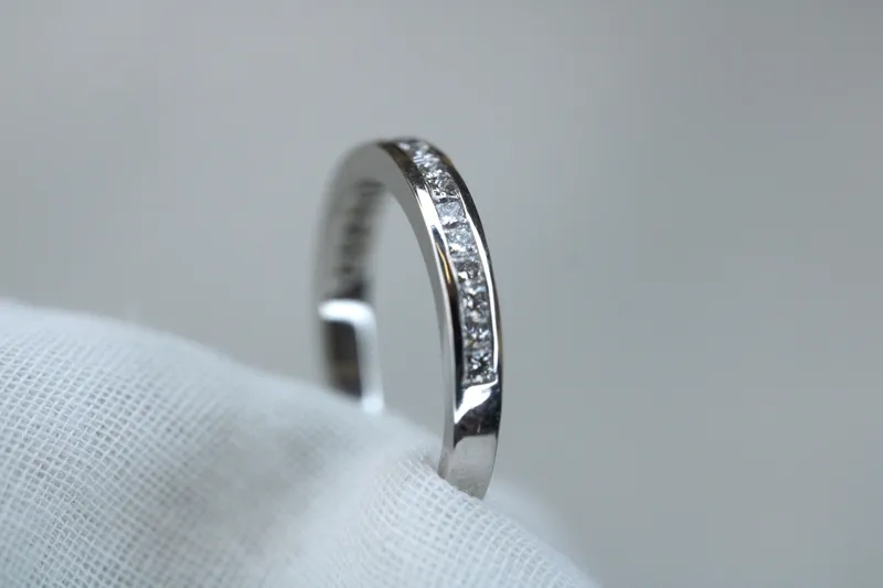 Alliance calibré - Or blanc 18K & diamants