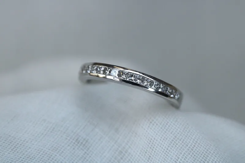 Alliance calibré - Or blanc 18K & diamants