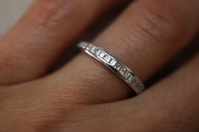 Alliance calibré - Or blanc 18K & diamants