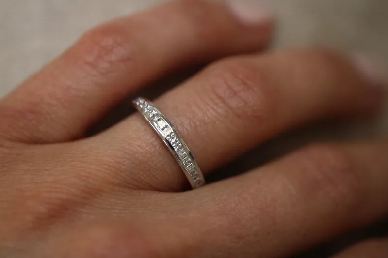 Alliance calibré - Or blanc 18K & diamants