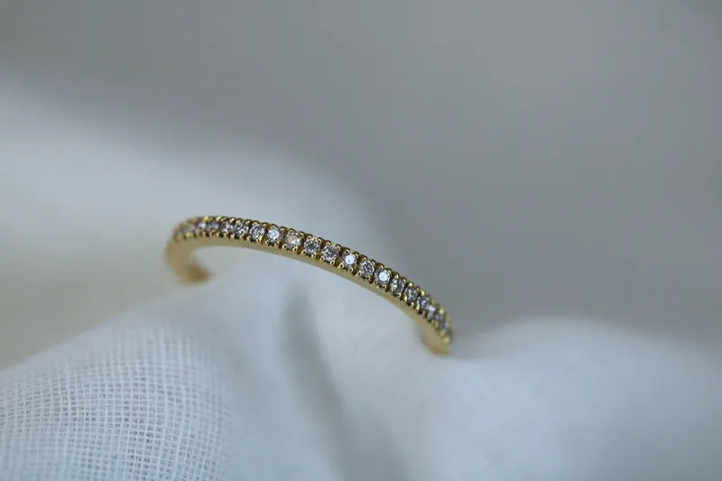 Alliance ligne - Or jaune 18K & diamants