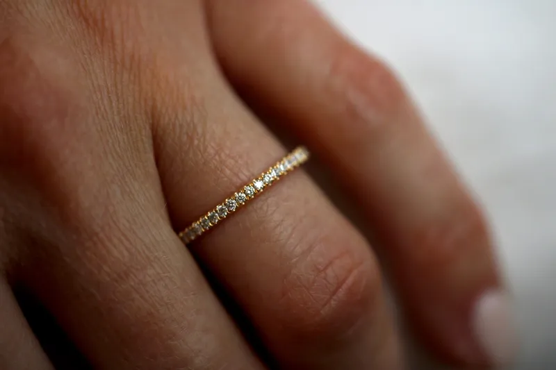Alliance ligne - Or jaune 18K & diamants