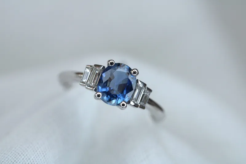 Bague en or gris 18K - Saphir &i diamants