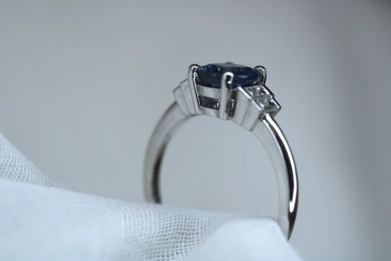 Bague en or blanc 18K - Saphir & diamants