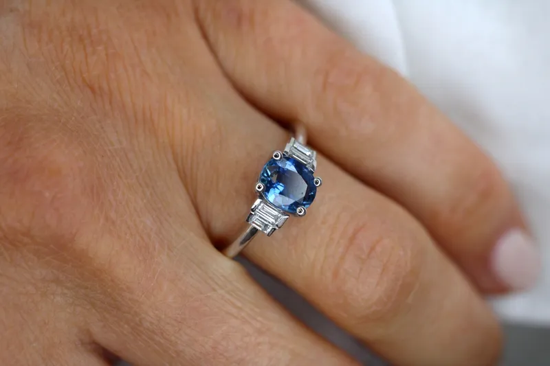 Bague en or blanc 18K - Saphir & diamants