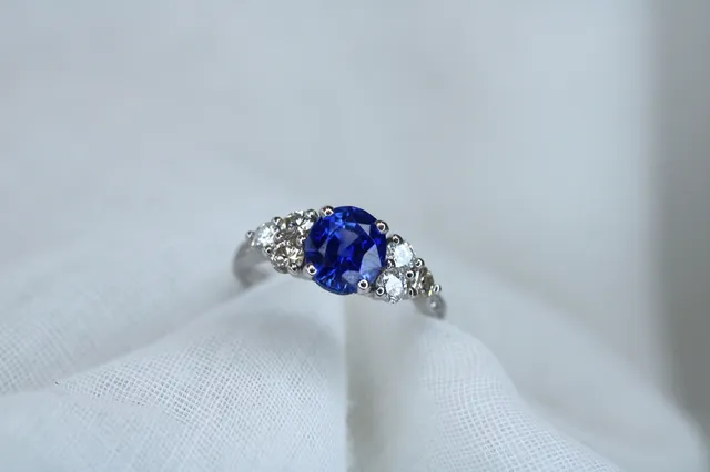 Bague en or blanc 18K - Saphir & diamants
