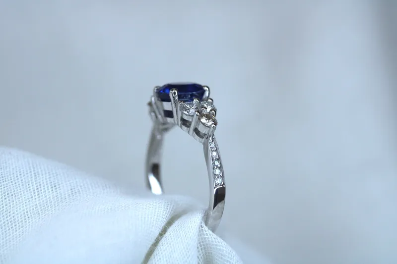 Bague en or blanc 18K - Saphir & diamants