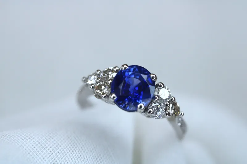 Bague en or blanc 18K - Saphir & diamants