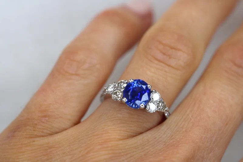 Solitaire en or gris 18K - Saphir & Diamants
