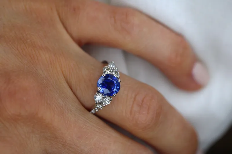 Bague en or blanc 18K - Saphir & diamants