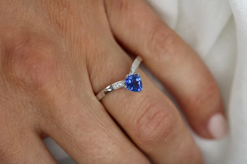 Bague en or blanc 18K - Tanzanite & diamants