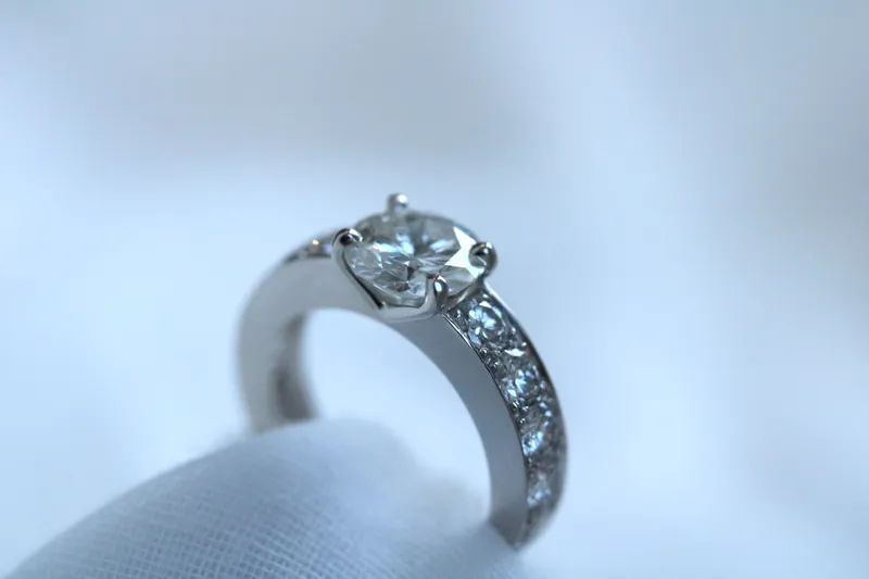 Création sur-mesure : Solitaire en or gris 18K - Diamants