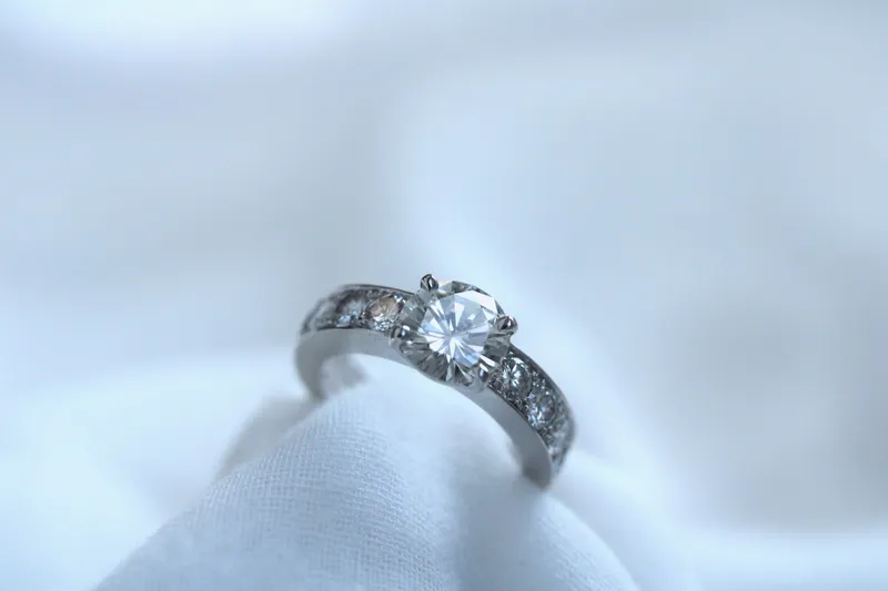 Création sur-mesure : Solitaire en or gris 18K - Diamants