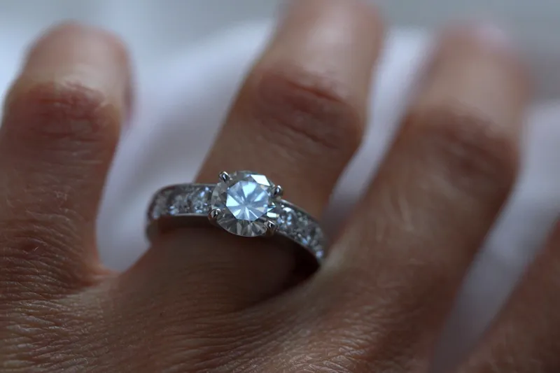 Création sur-mesure : Solitaire en or gris 18K - Diamants
