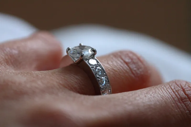 Création sur-mesure : Solitaire en or gris 18K - Diamants