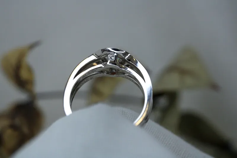bague de fiancailles ronde or blanc et diamants