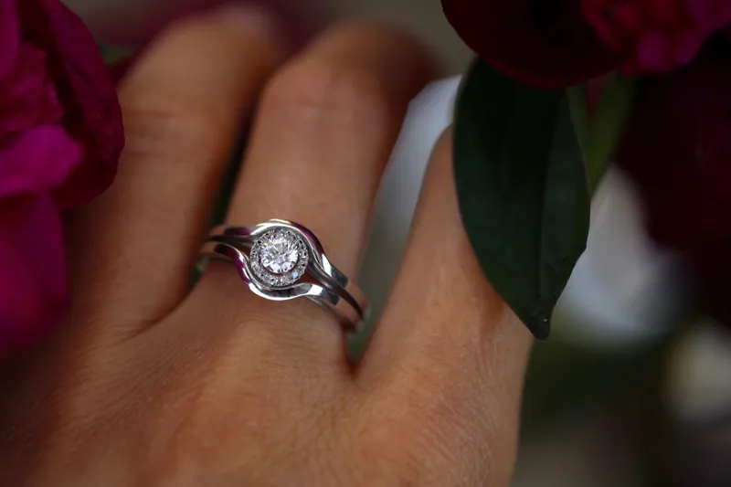 bague de fiancailles ronde or blanc et diamants