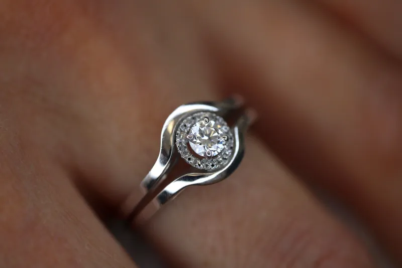 bague de fiancailles ronde or blanc et diamants
