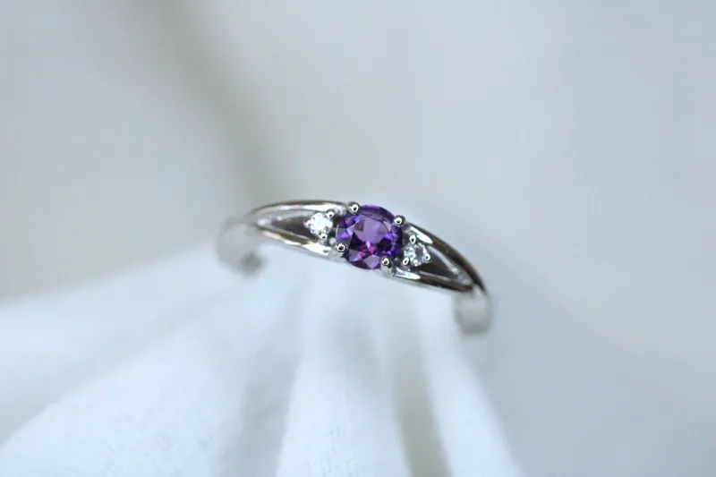 Bague en or blanc 18K - Améthyste & diamants