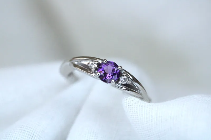 Bague en or blanc 18K - Améthyste & diamants
