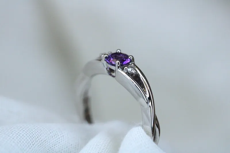Bague en or blanc 18K - Améthyste & diamants