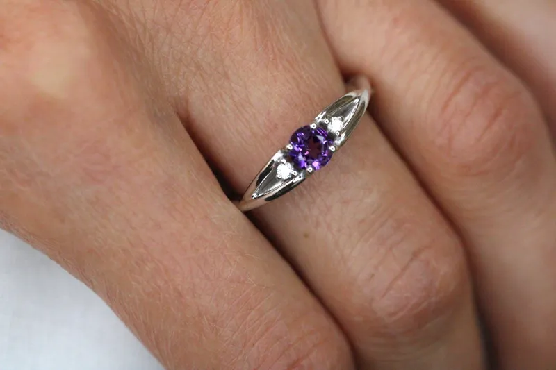 Bague en or blanc 18K - Améthyste & diamants