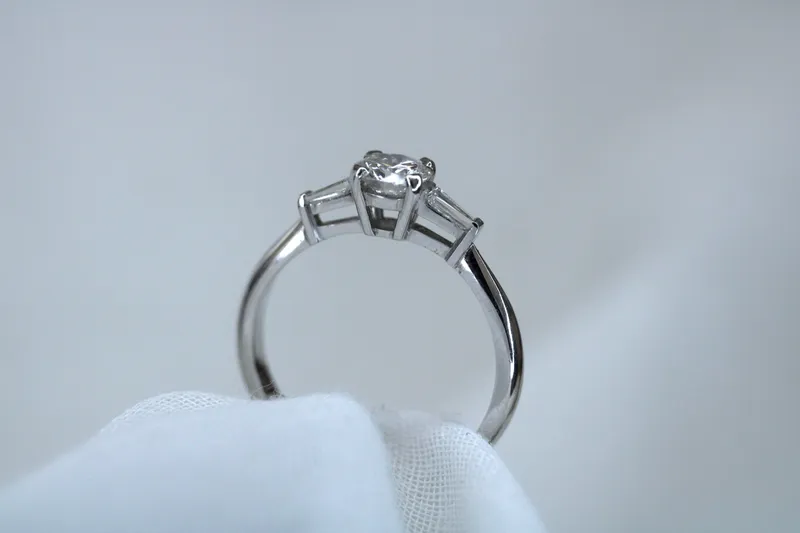 bague fiancailles or blanc diamants baguette 3