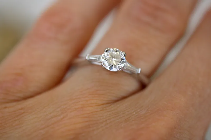 bague fiancailles or blanc diamants baguette