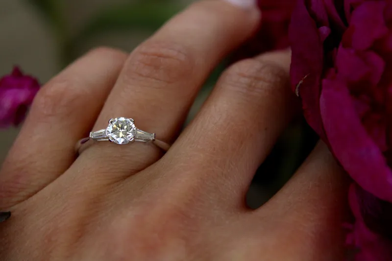 bague fiancailles or blanc diamants baguette