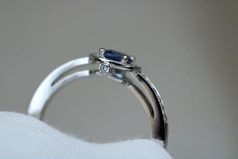 Bague en or blanc 18K - Saphir & diamants