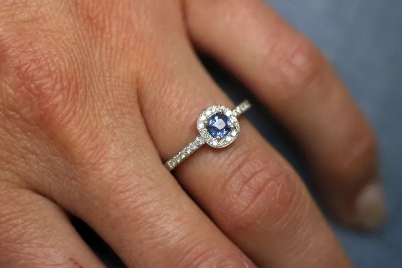 Bague en or blanc 18K - Saphir & diamants