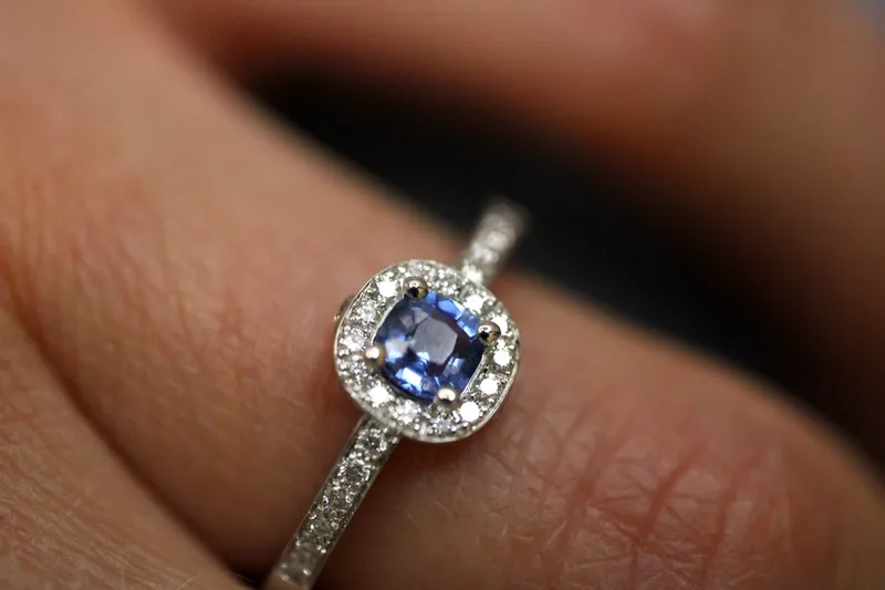 Bague en or blanc 18K - Saphir & diamants