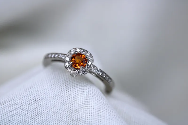 Bague en or blanc 18K - Saphir orange & diamants