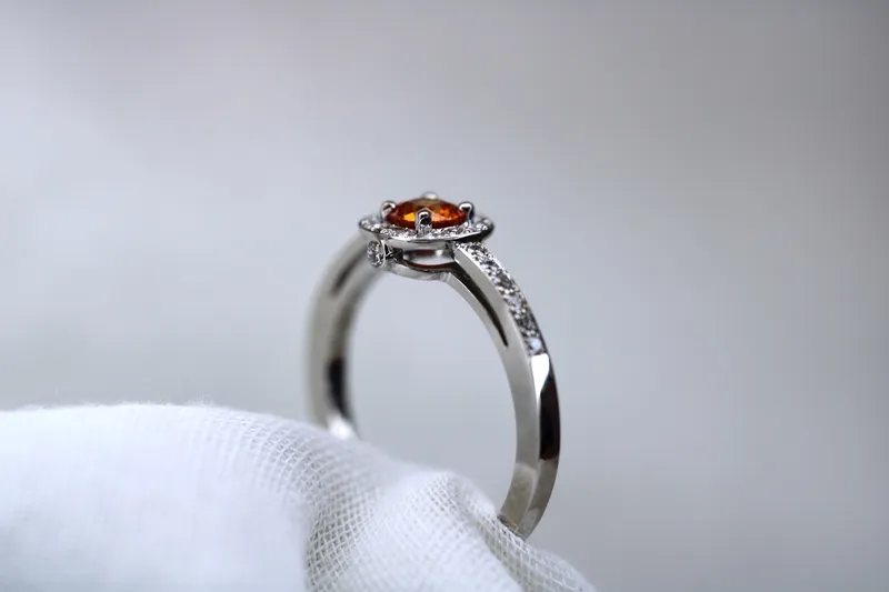 Bague en or blanc 18K - Saphir orange & diamants