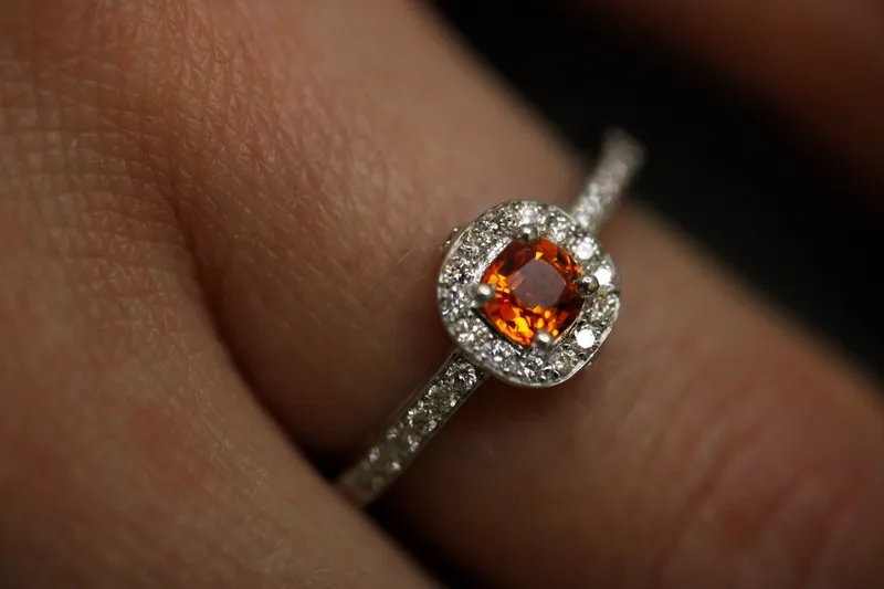 Bague en or blanc 18K - Saphir orange & diamants