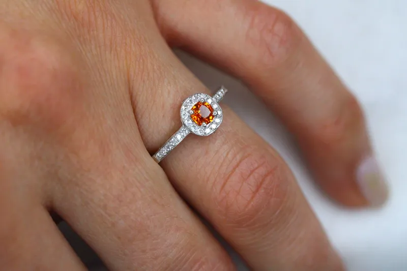 Bague en or blanc 18K - Saphir orange & diamants