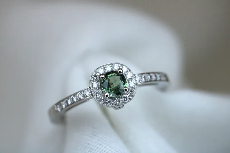 Bague en or blanc 18K - Saphir vert & diamants