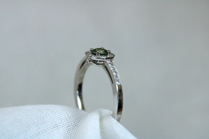 Bague en or blanc 18K - Saphir vert & diamants