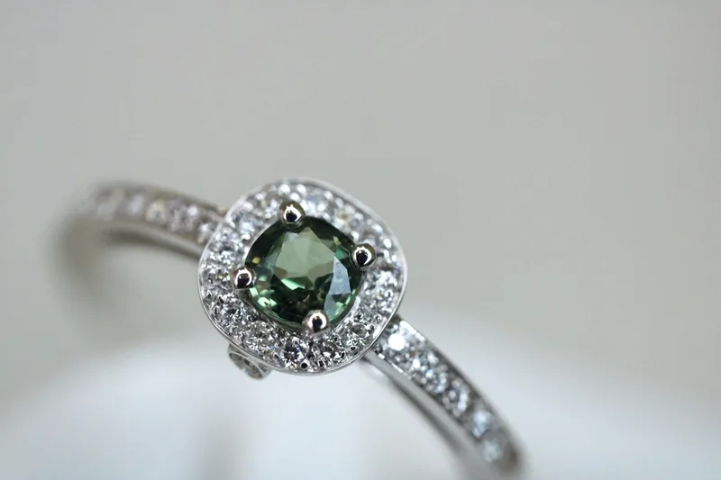 Bague en or blanc 18K - Saphir vert & diamants