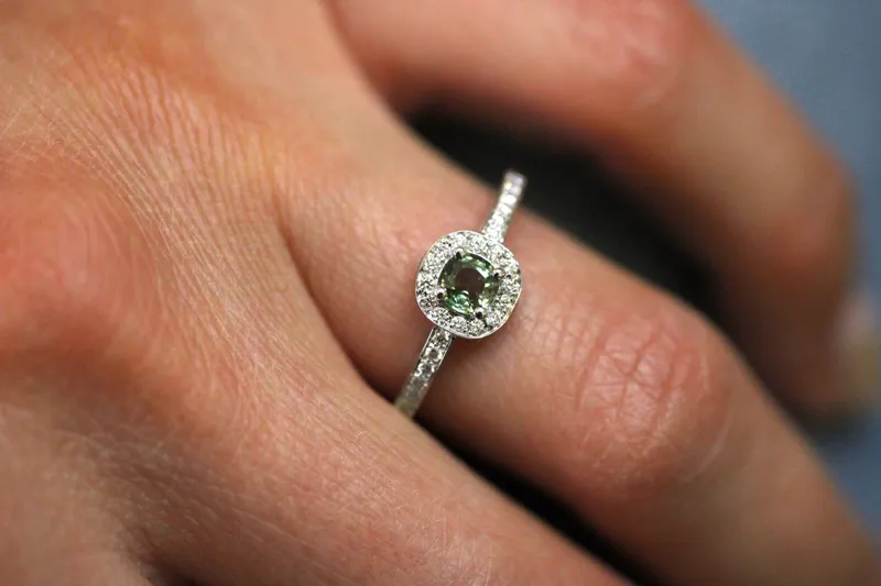 Bague en or blanc 18K - Saphir vert & diamants