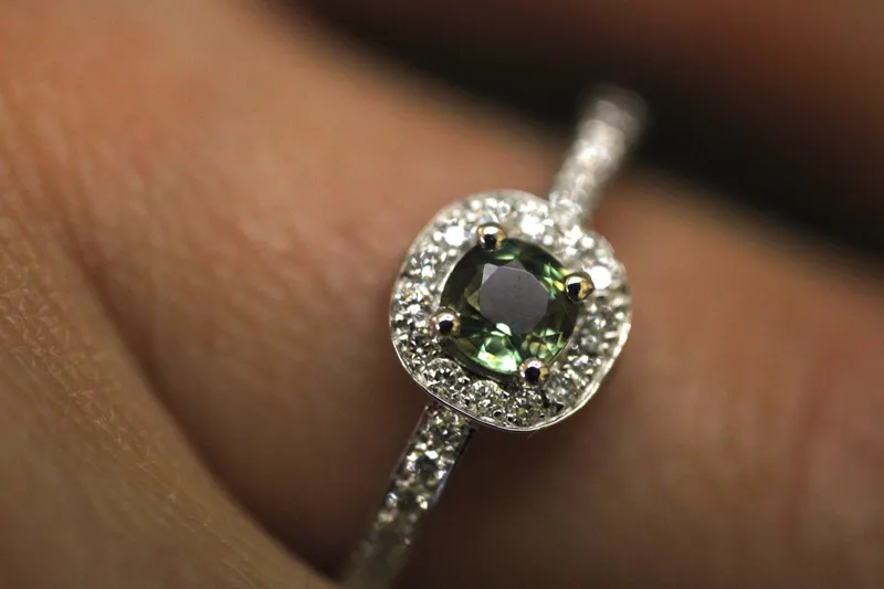 Bague en or blanc 18K - Saphir vert & diamants