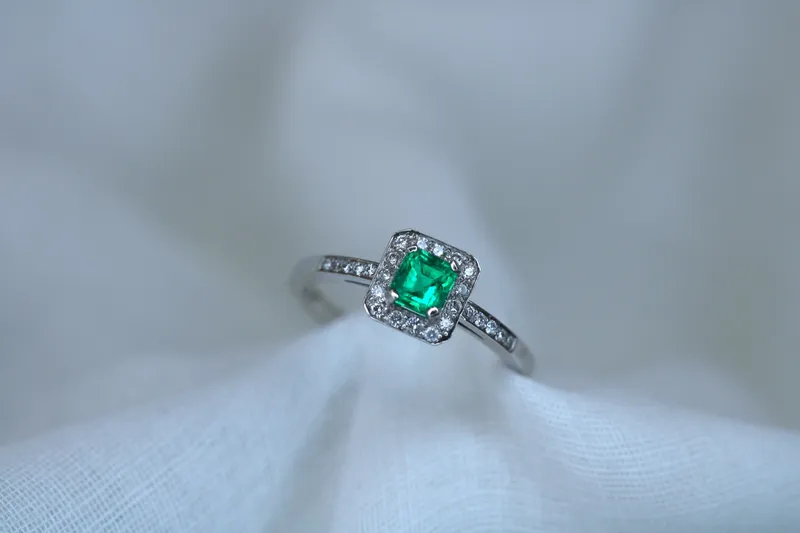 Bague en or blanc 18K - Emeraude & diamants