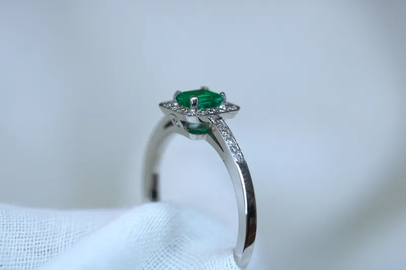 Bague en or blanc 18K - Emeraude & diamants