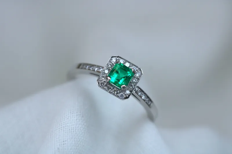 Bague en or blanc 18K - Emeraude & diamants