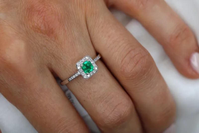 Bague en or blanc 18K - Emeraude & diamants