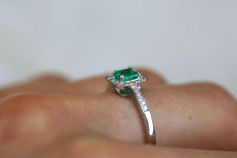 Bague en or blanc 18K - Emeraude & diamants
