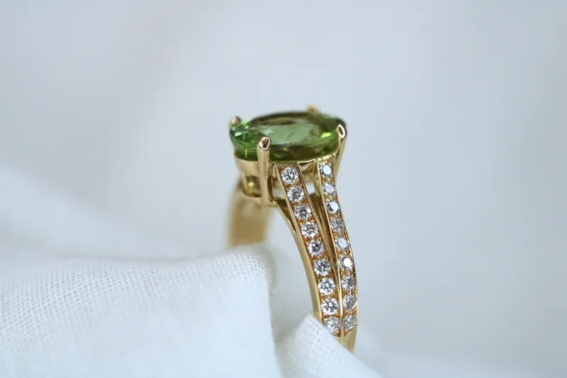 Bague en or jaune 18K - Tourmaline verte & diamants
