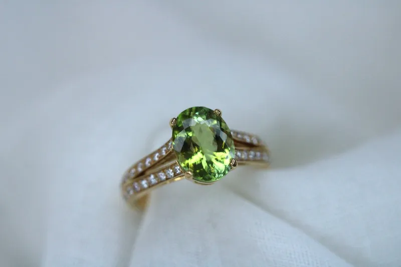 Bague en or jaune 18K - Tourmaline verte & diamants