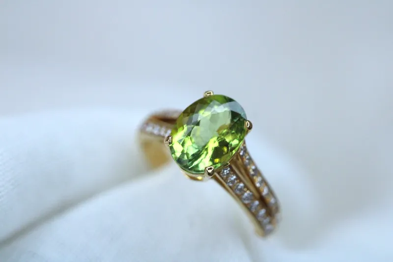 Bague en or jaune 18K - Tourmaline verte & diamants